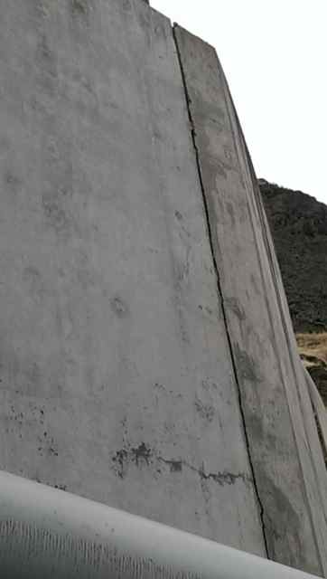 Cracko on north side of fish holding tank at Lower Granite Dam on the Lower Snaker River.