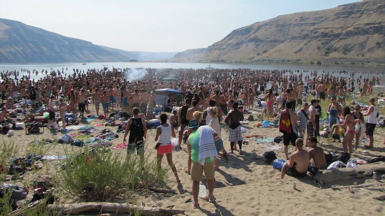 Illia Dunes on the Snake River was packed with people on an August weekend. The party, in 2012, left the area covered with trash, broken bottles and beer cans. (photo Army Corps of Engineers)