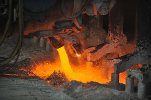 (Philip A. Dwyer) Cryolite bath pours into an aluminum smelter pot on potline B at the Alcoa Intalco aluminum smelter west of Ferndale. The liquid was about 950 degrees Celcius
