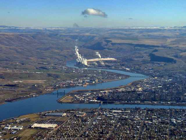 Reservoir water backs up to the Idaho/Washington border towns of Lewiston and Clarkston (respectively).  Both towns are protected from floodwaters by ACOE maintained levies along the reservoir shoreline.