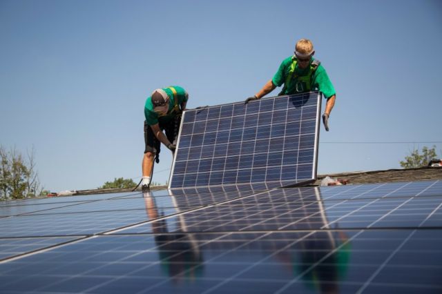 SolarCity Corp. employees install solar panels on the roof of a home in Kendall Park, New Jersey, U.S., on Tuesday, July 28, 2015. (Michael Nagle/Bloomberg)