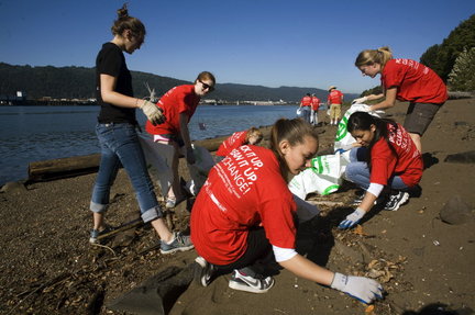(Motoya Nakamura) Volunteers gathered at Swan Island and 159 other sites across the Northwest for SOLV's annual beach and inland water clean up.