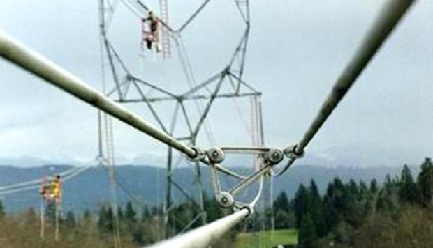 Crews performing maintenance on a BPA transmission line. (BPA photo)