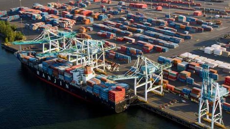 (Benjanmin Brink) A Hanjin Shipping Co. vessel berths at the Port of Portland's Terminal 6.
