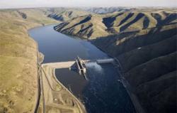 (Steven Lane) Lower Granite Dam, finished by the Army Corps of Engineers in 1975, pushed a 39-mile-long slack water reservoir all the way up to Lewiston, Idaho. Now, the river is exacting its revenge as silt steadily builds up the river bottom.