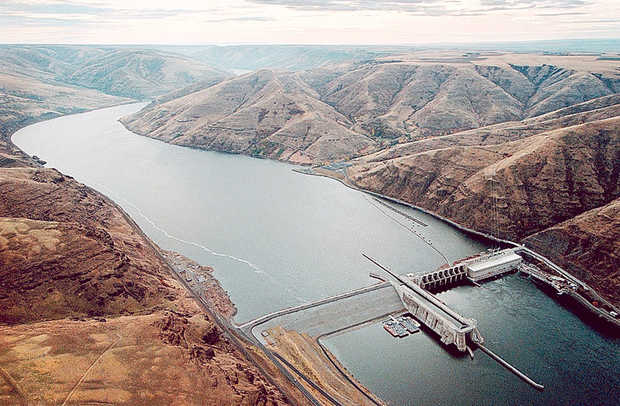 Lower Granite Dam in southeastern Washington impounds reservoir water up to the Idaho border of Clarkston, Washington / Lewiston, Idaho.